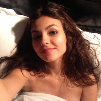 Victoria Justice Tirou Fotos Pelada Do Peitinho - Sextape Nude