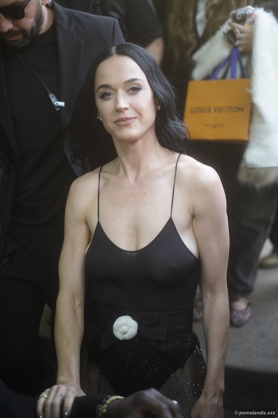 Flagra da Katy Perry nua pagando peitinho sem sutiã - Foto 247517