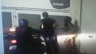 Pegos no flagra transando em area privada