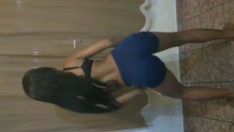 Moreninha linda dançando funk com shortinho socado