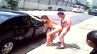 Casal transando pelado na rua