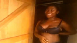 Africana tira a roupa para estranho