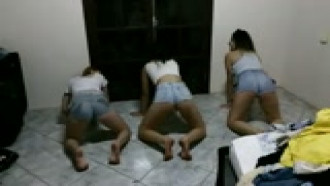 Safadas dançando funk de shortinho curto