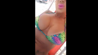 Cavalona mostrando o pacote na praia