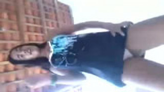 Novinha gostosa dançando e mostrando a calcinha