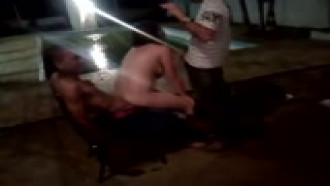 Safada bêbada em churrasco no sitio dando e chupando o pau dos amigos