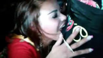 Putaria em baile funk safadas mostrando a calcinha